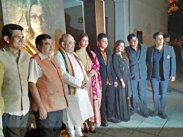 Aishwarya Rai Bachchan, Omung Kumar and others pose for the shutterbugs at 'Sarbjit' poster launch