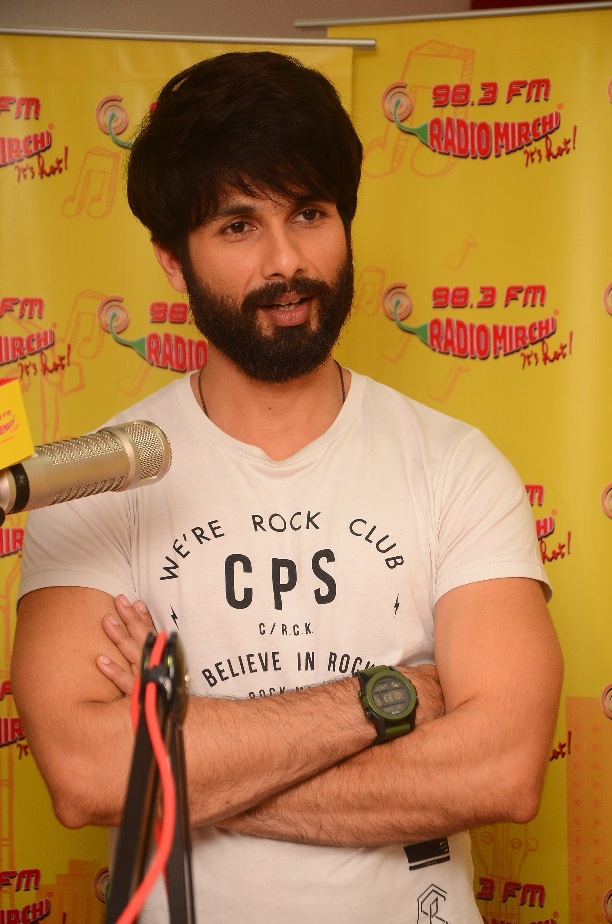 Shahid Kapoor promotes 'Shaandaar' at a radio station