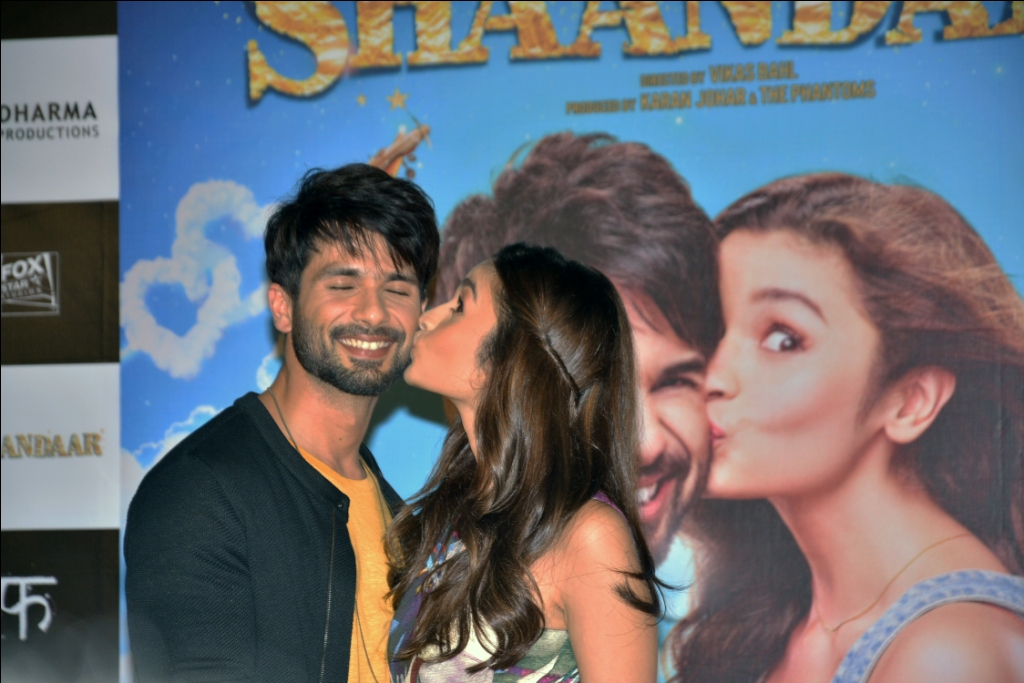 Shahid Kapoor and Alia Bhatt recreate the poster pose at the trailer launch of 'Shaandaar'