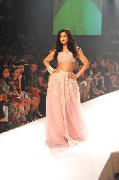 Actress Shruti Haasan walks the ramp for Shehla Khan at the LFW