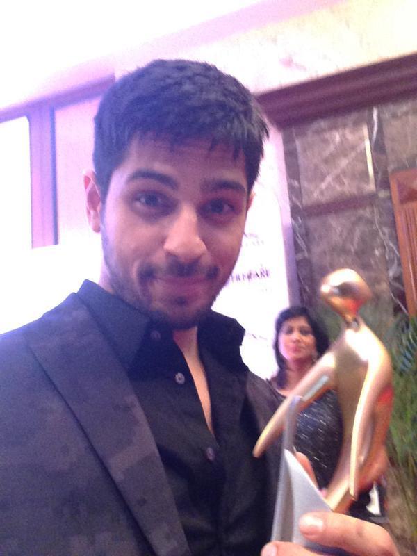 Sidharth Malhotra poses with his award