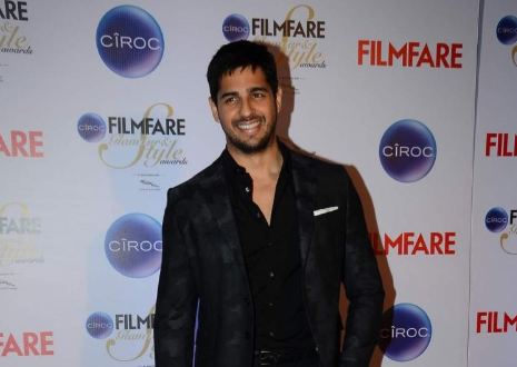 Sidharth Malhotra poses for the shutterbugs at Filmfare Style and Glamour Awards