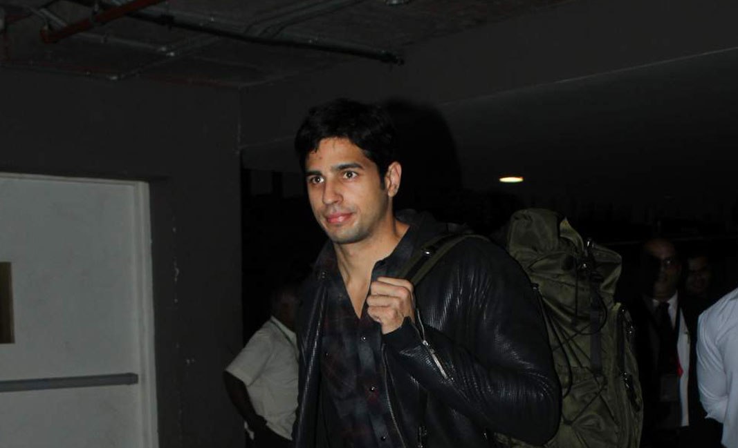 Sidharth Malhotra looking hot in the casual avatar at airport