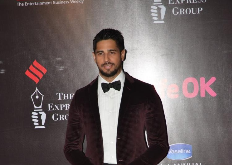 Hottie Sidharth Malhotra at 21st Life OK Screen Awards