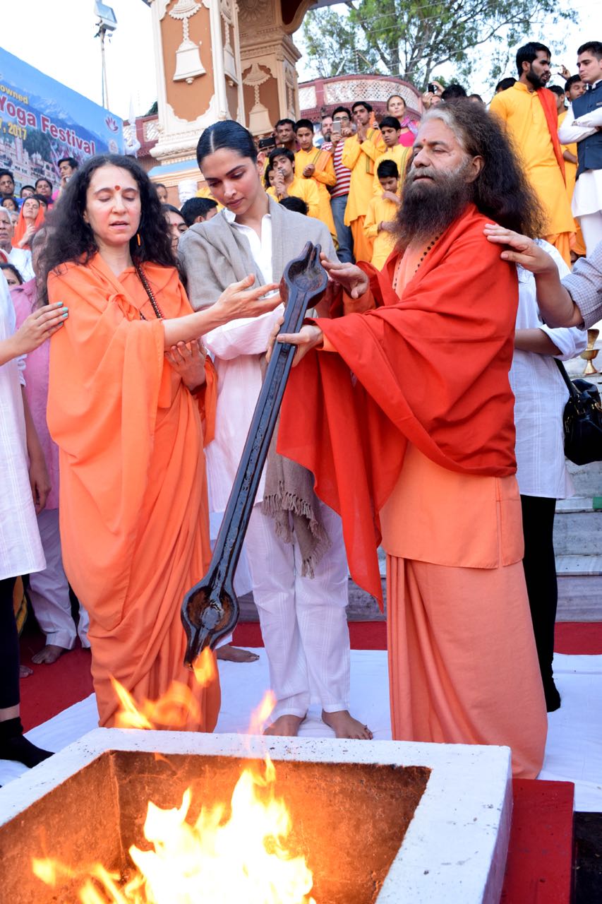 Swami Chidananda Saraswati gifted Deepika Padukone Rudraksha sapling