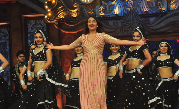 Sonakshi Sinha performs at Umang 2015