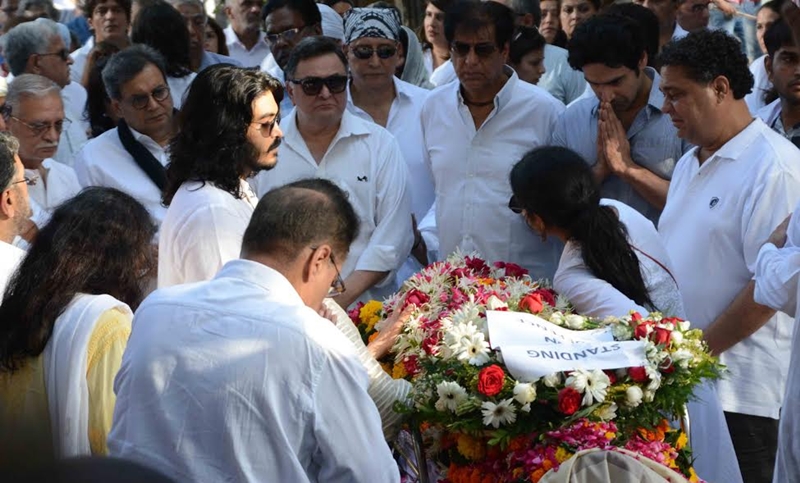 Veteran Artists At Vinod Khanna Funeral