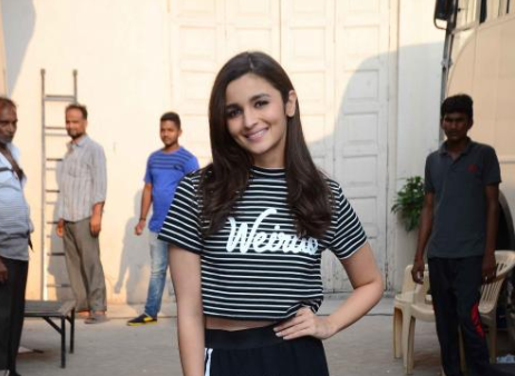 Alia Bhatt poses for the shutterbugs at Mehboob studio