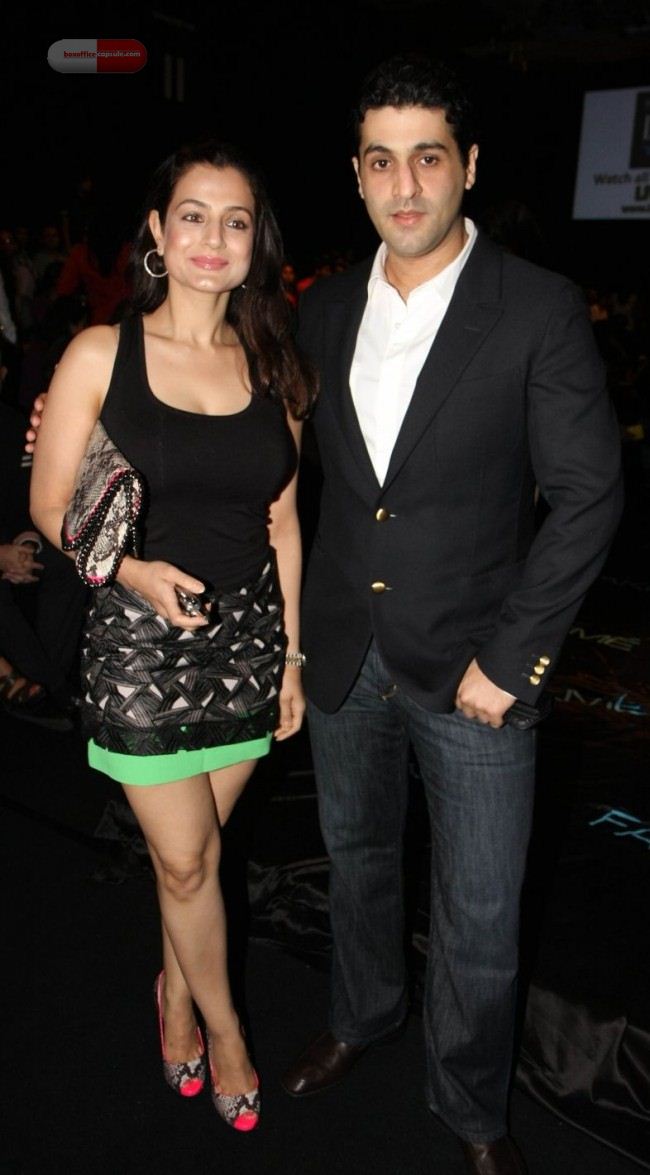 Ameesha patel with Kunal Groomer in Lakme Fshion Week
