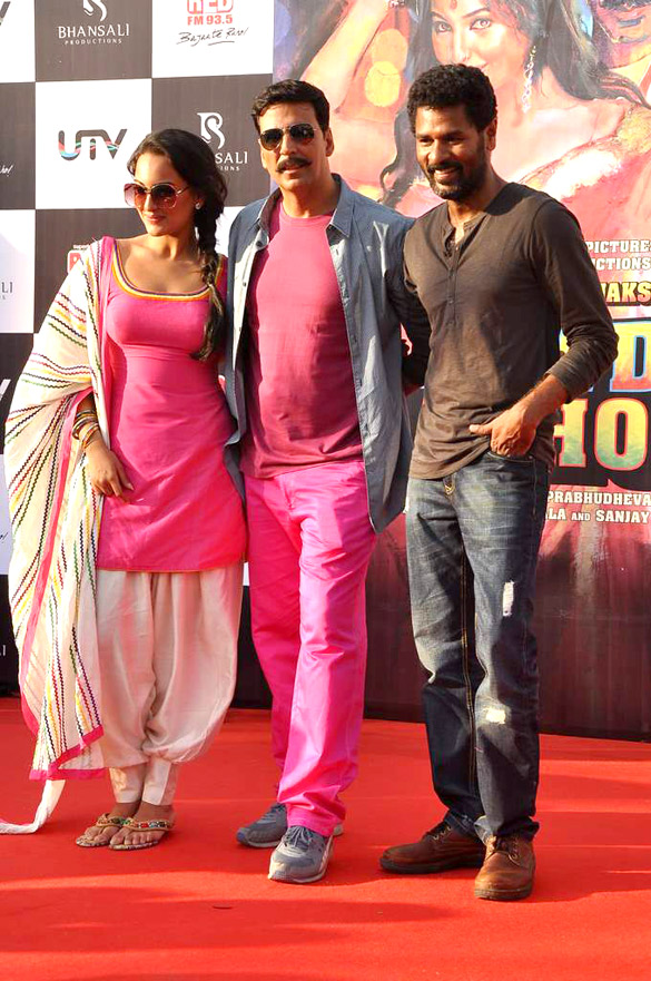 Promotional rickshaw race for Rowdy Rathore 18