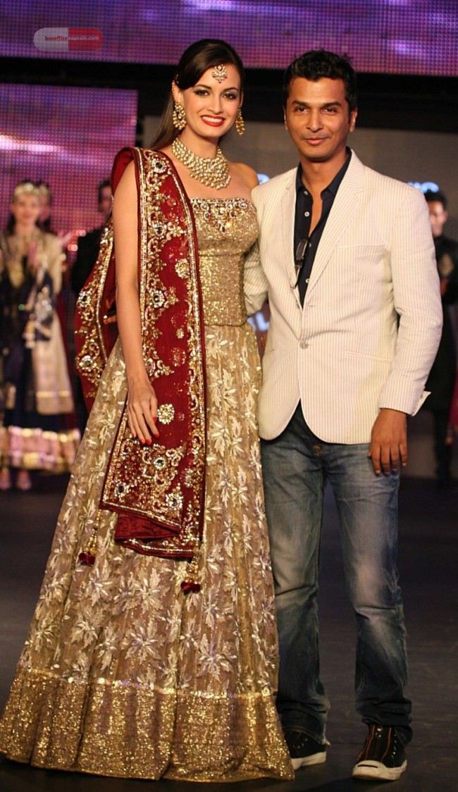 Dia Mirza in Vikram Phadnis costume in Lame Fashion Week