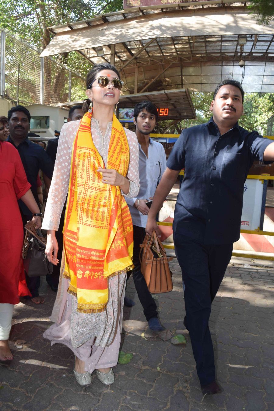 Deepika Padukone visits Siddhivinayak Temple ahead of Bajirao Mastani release