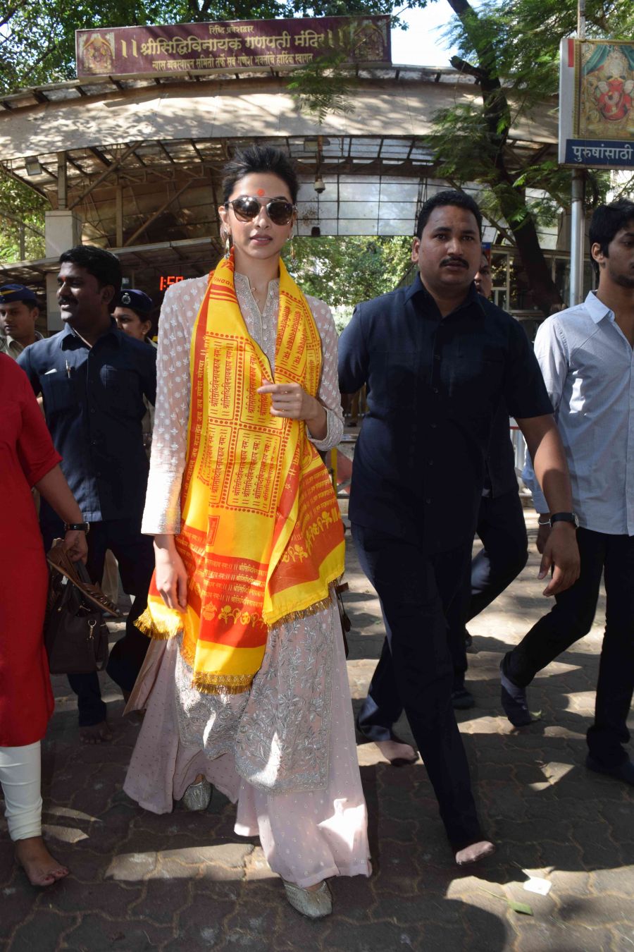 Deepika Padukone visits Siddhivinayak Temple