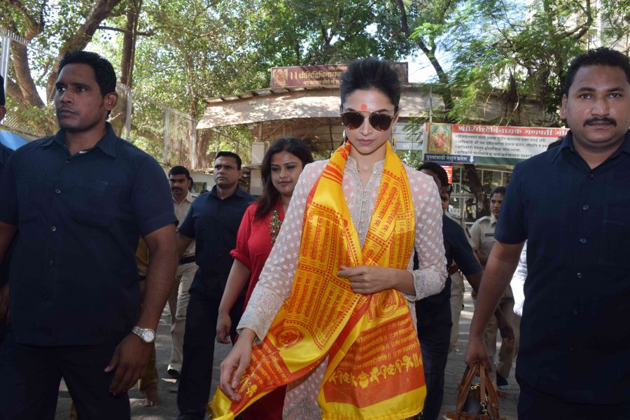 Deepika Padukone visits Siddhivinayak Temple