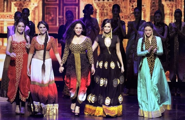 Bollywood leading ladies on ramp at IIFA Awards