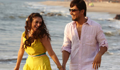 Aditi Rao Haydri & Randeep Hooda in Stills from Murder 3