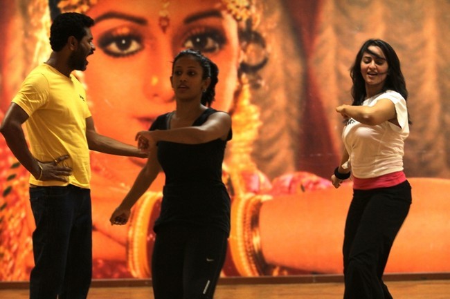 Sonakshi practising item number for OH MY GOD! 2