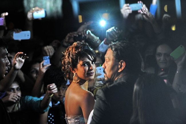 Priyanka waves to media at IIFA Awards