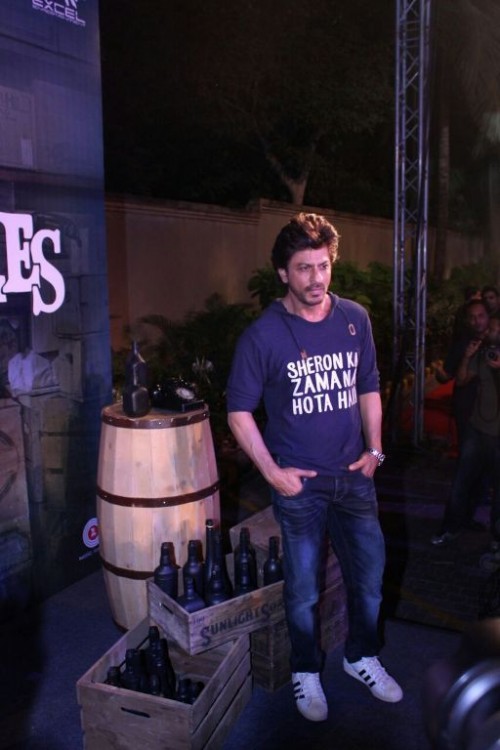 Dapper Shahrukh Khan Makes A Grand Entry At The PARTY