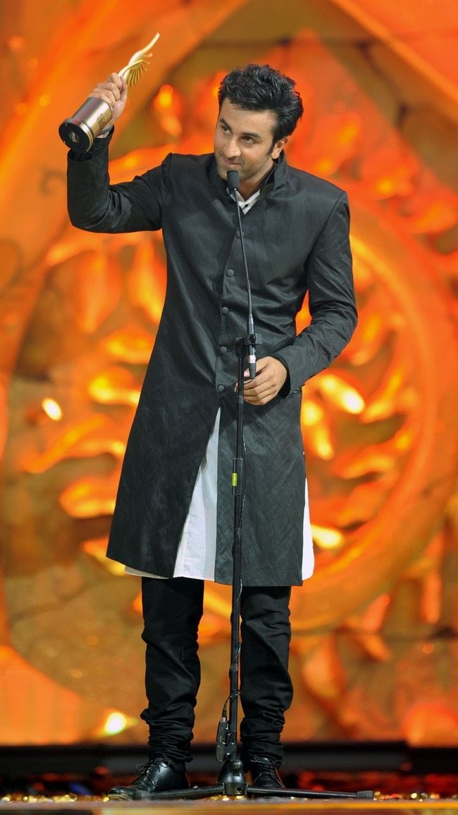 Ranbir Kapoor receives Best Actor award at IIFA