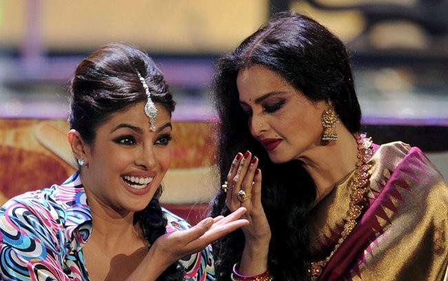 Rekha & Priyanka Chopra perform at IIFA Awards 1
