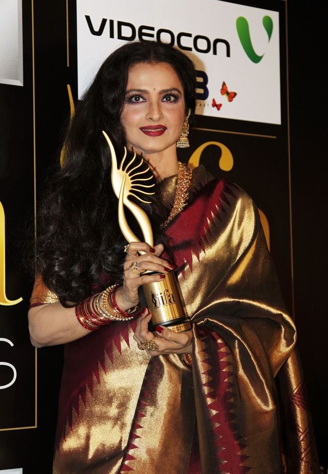 Rekha receives award at IIFA