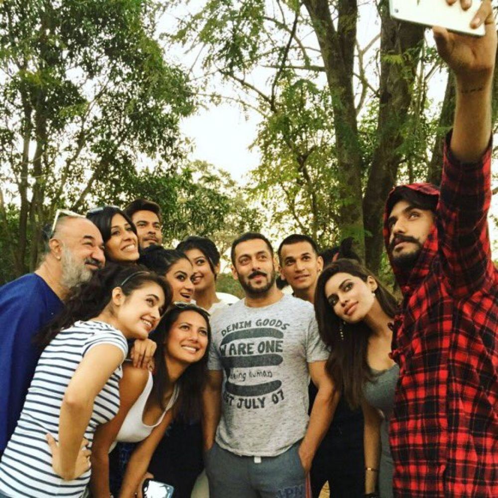 Salman Khan parties with Bigg Boss 9 contestants at Panvel Farmhouse after Bigg Boss Finale