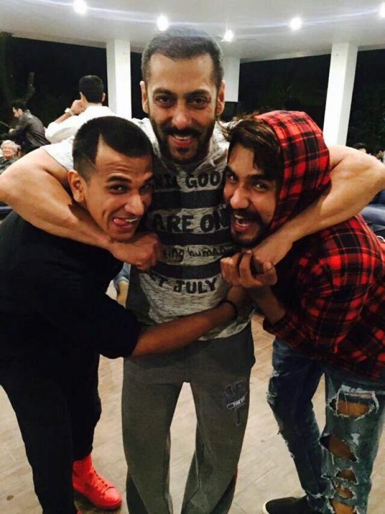 Salman Khan parties with Bigg Boss 9 finalists Prince and Suyyash at Panvel Farmhouse