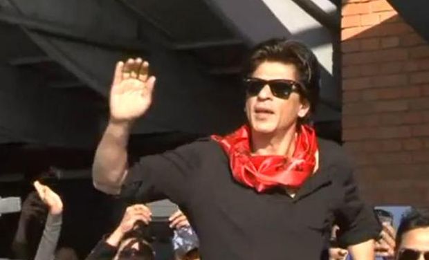 Shahrukh Khan waving to his fans in Kathmandu
