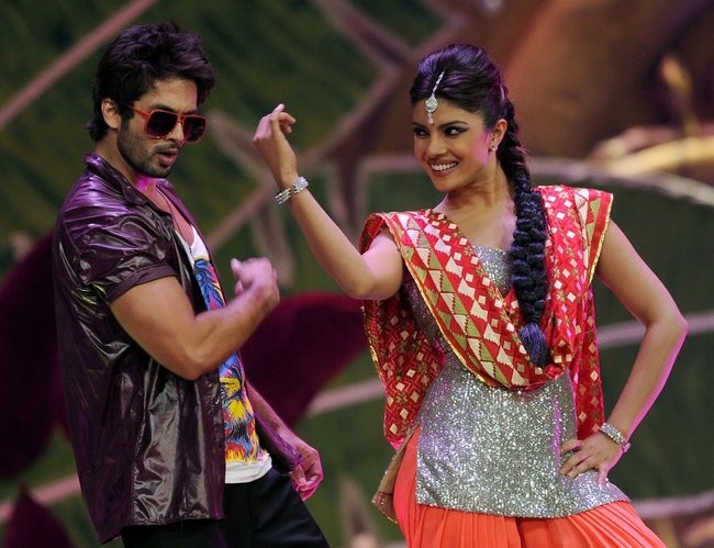 Shahid & Priyanka perform at IIFA Awards