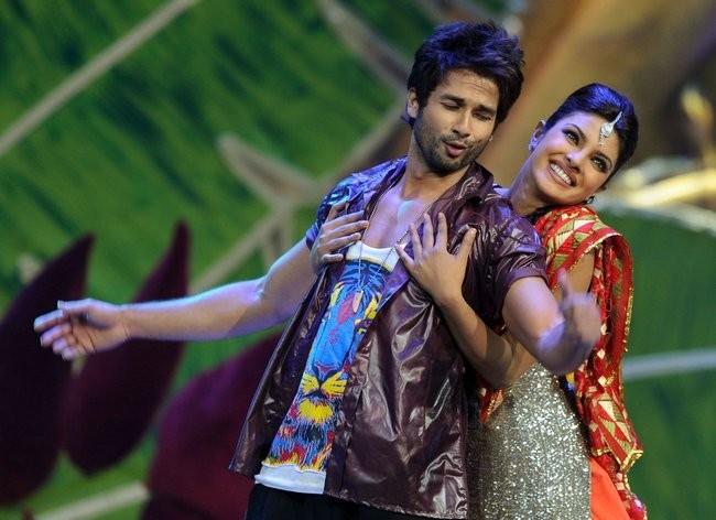 Shahid & Priyanka perform at IIFA Awards 1