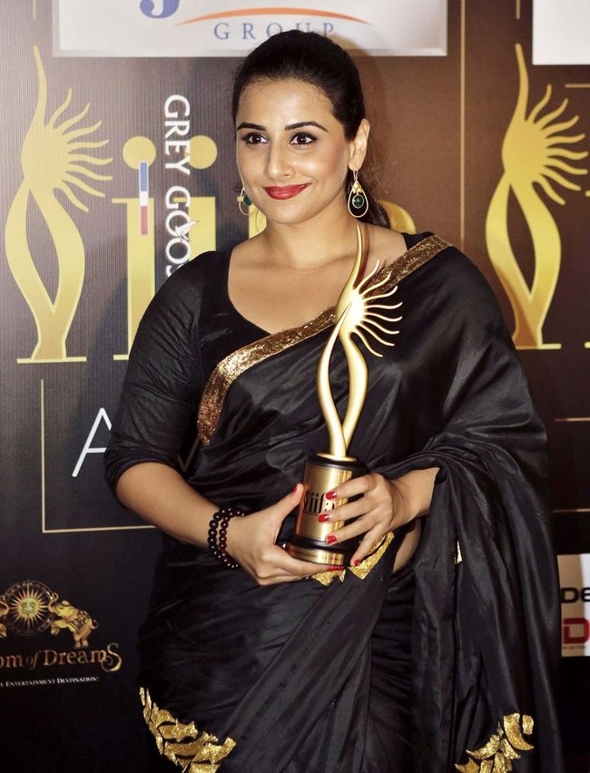 Vidya Balan receives best actress award at IIFA Awards