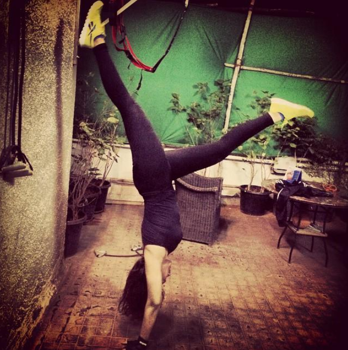 Sonakshi-does-a-handstand