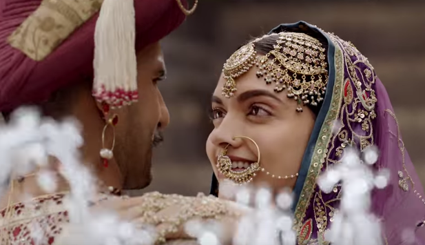 Aayat Official Video Song | Bajirao Mastani | Ranveer Singh, Deepika Padukone