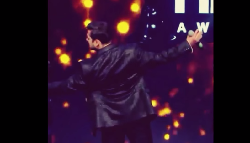 Salman Khan doing Shah Rukh Khan signature pose at Filmfare Awards